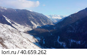 Горный Алтай зимой: Катунский хребет. Вид с воздуха. Altai mountains in winter: Katunsky ridge. Aerial view. Стоковое видео, видеограф Евгений Романов / Фотобанк Лори