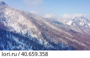 Горный Алтай зимой: Катунский хребет. Вид с воздуха. Altai mountains in winter: Katunsky ridge. Aerial view. Стоковое видео, видеограф Евгений Романов / Фотобанк Лори