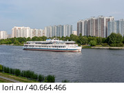 Круизный теплоход «Сергей Образцов» на реке Москва в районе Марьино (2023 год). Редакционное фото, фотограф Свитич Олег / Фотобанк Лори