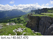 Скалы хребта Нагой-Чук на плато Лаго-Наки, Адыгея. Стоковое фото, фотограф Оглоблин Андрей Николаевич / Фотобанк Лори