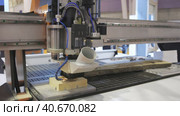An automatic machine carves a structure inside an object in an exhibition. Стоковое видео, видеограф Константин Шишкин / Фотобанк Лори