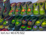 Felted slippers for the house in the Russian folk style (2017 год). Редакционное фото, фотограф Анна Кривицкая / Фотобанк Лори