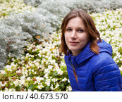 Young beautiful girl near flower beds. Стоковое фото, фотограф Радомир Тарасов / Фотобанк Лори