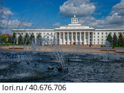 Фонтан у здания Парламента Кабардино-Балкарской Республики. Нальчик (2023 год). Редакционное фото, фотограф Анна Карасева / Фотобанк Лори
