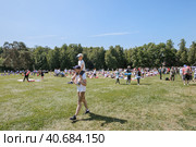 Папа с сыном на плечах во время праздника йоги в парке Царицыно (2023 год). Редакционное фото, фотограф Сергей Никифоров-Гордеев / Фотобанк Лори