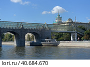 View of Bogdan Khmelnitskiy bridge in spring rainy day (2018 год). Редакционное фото, фотограф Анна Кривицкая / Фотобанк Лори