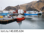Red tugboat is moored in port of Vestmannaeyjar island (2017 год). Редакционное фото, фотограф EugeneSergeev / Фотобанк Лори