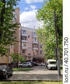 Двор многоквартирного дома ясным летним днем. Старые улицы большого города. Парковка автомобилей возле подъезда жилого здания. Россия, Москва, 21 июня 2023. The courtyard of an apartment building on a clear summer day. Old streets of a big city. Parking of cars near the entrance of a residential building. Russia, Moscow, June 21, 2023. Редакционное фото, фотограф Ирина / Фотобанк Лори