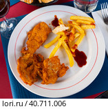 Breaded chicken breast with french fries closeup. Стоковое фото, фотограф Яков Филимонов / Фотобанк Лори