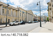 Дом Долгоруковых. Улица Пречистенка. Солнечный летний день. Москва (2023 год). Редакционное фото, фотограф E. O. / Фотобанк Лори