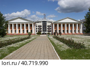 "Псарни" и современный корпус санатория "Марфинский". Марфино, Московская область, Мытищинский район (2023 год). Редакционное фото, фотограф Елена Орлова / Фотобанк Лори