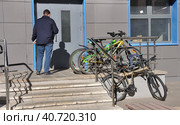 Moscow, Russia - Sept 8. 2021. Unorganized bicycle parking on steps in front of the building in Zelenograd (2000 год). Редакционное фото, фотограф Володина Ольга / Фотобанк Лори
