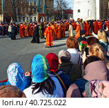 Пасха. Встреча благодатного огня около Золотых ворот. Город Владимир (2023 год). Редакционное фото, фотограф Макаров Алексей / Фотобанк Лори