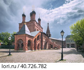 Крутицкое подворье. Малый Успенский собор. Фактурная брусчатка. Krutitsky farmstead. The Small Assumption Cathedral. Textured paving stones. (2023 год). Редакционное фото, фотограф Сергей Никифоров-Гордеев / Фотобанк Лори