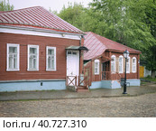 Крутицкое подворье. Отреставрированный дом на главной площади. Krutitsky farmstead. Renovated house on the main square. (2023 год). Редакционное фото, фотограф Сергей Никифоров-Гордеев / Фотобанк Лори