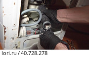 A repairman repairs a used washing machine. Стоковое видео, видеограф Андрей Знаменский / Фотобанк Лори
