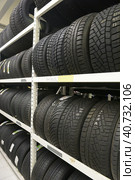 Russia, St. Petersburg 20,12,2014 winter studded tires in the store (2016 год). Редакционное фото, фотограф Анна Кривицкая / Фотобанк Лори
