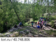Группа туристов у входа в Смолинскую пещеру (2023 год). Редакционное фото, фотограф Александр Тараканов / Фотобанк Лори