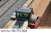 Moscow, Russia. June 30, 2023. A construction roller tamping down sand at a construction site. Station construction. Редакционное видео, видеограф Юрий Поздников / Фотобанк Лори