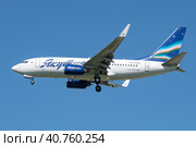 Самолет Boeing 737-700 (RA-73263) авиакомпании "Якутия" на глиссаде в голубом безоблачном небе. Вид сбоку (2023 год). Редакционное фото, фотограф Виктор Карасев / Фотобанк Лори