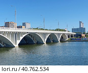 Макаровский мост (до 1918 года — Кривцовский) — мост через реку Исеть в Екатеринбурге. Соединяет берега верхней части Городского пруда на улице Челюскинцев (до 1934 года — Северная улица). Выше по течению находится пешеходный мост, ниже — плотина Городского пруда. Самый длинный мост в г. Екатеринбурге, общая длина составляет 254,95 м (2023 год). Стоковое фото, фотограф Сергей Елизарьев / Фотобанк Лори