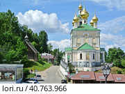 Церковь Воскресения Христова (1817 г.) — православный храм в волжском городе Плес, архитектурная доминанта Торговой площади. Золотое кольцо России. Плес, (2021 год) Редакционное фото, фотограф Сергей Елизарьев / Фотобанк Лори