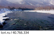 Горный Алтай зимой. Катунский хребет и река Катунь. Вид с воздуха. Altai mountains in winter. Katunsky Ridge and Katun River. Aerial view. Стоковое видео, видеограф Евгений Романов / Фотобанк Лори