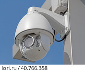 Поворотная камера видеонаблюдения на фоне голубого неба. IP security camera against the blue sky. Стоковое фото, фотограф Татьяна Д / Фотобанк Лори
