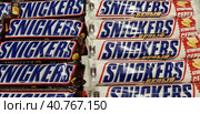 Snicker chocolate bar in grocery store (2018 год). Редакционное фото, фотограф Анна Кривицкая / Фотобанк Лори