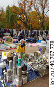 Flea market with goods laid out on the ground and customers (2019 год). Редакционное фото, фотограф Анна Кривицкая / Фотобанк Лори