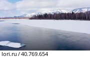 Горный Алтай зимой. Теректинский хребет и река Катунь. Вид с воздуха. Altai mountains in winter. Terektinsky Ridge and Katun River. Aerial view. Стоковое видео, видеограф Евгений Романов / Фотобанк Лори