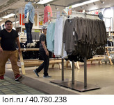 07/15/2016, USA, NEW YORK CITY: inside of Old Navy store in New York. Old Navy is an American clothing and accessories retailer owned by American multinational corporation Gap Inc. Редакционное фото, фотограф Анна Кривицкая / Фотобанк Лори