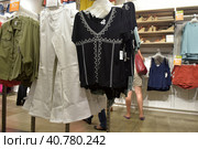 07/15/2016, USA, NEW YORK CITY: inside of Old Navy store in New York. Old Navy is an American clothing and accessories retailer owned by American multinational corporation Gap Inc. Редакционное фото, фотограф Анна Кривицкая / Фотобанк Лори
