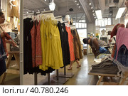 07/15/2016, USA, NEW YORK CITY: inside of Old Navy store in New York. Old Navy is an American clothing and accessories retailer owned by American multinational corporation Gap Inc. Редакционное фото, фотограф Анна Кривицкая / Фотобанк Лори