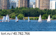 Sailing boats on Moscow River with Strogino (2023 год). Редакционное фото, фотограф Скрипачев Антон / Фотобанк Лори