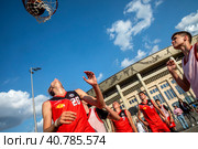 Спортсмен борятся за матч в игре баскетбол 3х3  на территории спортивного комплекса Лужники в День Московского спорта в городе Москве, Россия (2023 год). Редакционное фото, фотограф Николай Винокуров / Фотобанк Лори