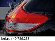 Задний фонарь автомобиля в каплях дождя крупным планом. Red rear light optics of the car black close-up. Стоковое фото, фотограф Валерий Елистратов / Фотобанк Лори