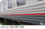 Yelets, Russia, August 7, 2021 A Russian Railways train, a locomotive and a wagon train of a passenger train arrive at the railway station. Tourism and rail transport. Logo of RZD - Russian Railway. Редакционное видео, видеограф Юлия Петровская / Фотобанк Лори