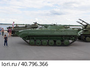 Волгоград, Центральная набережная, Россия. Военная техника, плавающая гусеничная разведывательная машина БРМ-1К в парке на берегу Волги. (2023 год). Редакционное фото, фотограф Андрей Цыганков / Фотобанк Лори