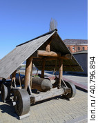 An ancient wooden battering ram for storming fortresses in Nizhny Novgorod (2023 год). Стоковое фото, фотограф Сергей Фролов / Фотобанк Лори