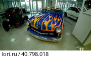 Ретро автомобиль Mercury Monterey 1950 года с аэрографией языков пламени, в музее Николая Панули (2023 год). Редакционное видео, видеограф Sergei Gorin / Фотобанк Лори
