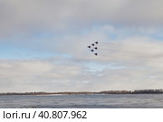 The performance of the aviation group of aerobatics Military-air forces of Russia "Strizhi" over the water area of the Volga river (2018 год). Редакционное фото, фотограф Сергей Сергеев / Фотобанк Лори
