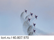The performance of the aviation group of aerobatics Military-air forces of Russia "Strizhi" over the water area of the Volga river (2018 год). Редакционное фото, фотограф Сергей Сергеев / Фотобанк Лори