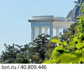 Беседка «Ротонда» (1843 г.), возвышавшаяся над Ореандой более ста пятидесяти лет. Вид с Солнечной (Царской) тропы. Южный берег Крыма (2019 год). Стоковое фото, фотограф Сергей Елизарьев / Фотобанк Лори