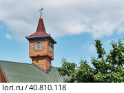 Decorative wooden little tower-house in tourist complex Tugan Avylym, Kazan, Russia (2023 год). Редакционное фото, фотограф Ирина Кононова / Фотобанк Лори