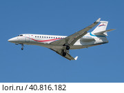 Бизнес-джет Dassault Falcon 8X (RA-09608) авиакомпании Gazpromavia  в голубом безоблачном небе. Вид сбоку (2023 год). Редакционное фото, фотограф Виктор Карасев / Фотобанк Лори