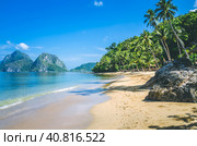 Sandy Beach with Palm Shadows, Huge Rocks in Background, El Nido, Palawan, Philippines. Стоковое фото, фотограф Igor Tichonow / Фотобанк Лори