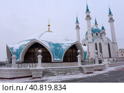 People under the Qol Sharif mosque in Kazan Kremlin. It was built in 1996-2005 in memory of the legendary 16th century mosque (2018 год). Редакционное фото, фотограф Анна Кривицкая / Фотобанк Лори