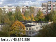 School in the courtyard of a multistory building in a residential area (2016 год). Редакционное фото, фотограф Анна Кривицкая / Фотобанк Лори