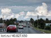 Белые кучевые облака на трассе М7 (2023 год). Редакционное фото, фотограф Дмитрий Неумоин / Фотобанк Лори